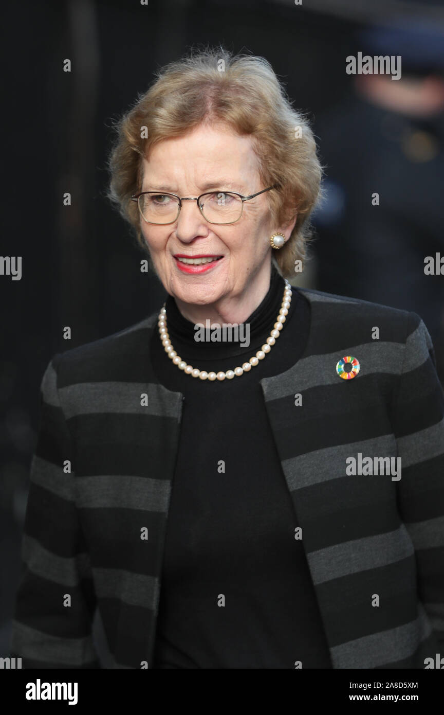 Ex presidente dell'Irlanda Mary Robinson arriva per il funerale del celebre emittente Gay Byrne a St. Mary's Pro-Cathedral a Dublino. Foto Stock