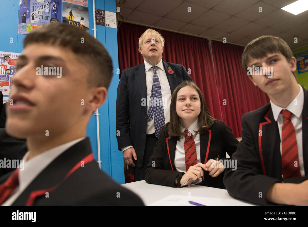 Il primo ministro Boris Johnson si unisce gli alunni durante una visita a George Spencer Academy di Nottingham, durante la campagna elettorale del sentiero intorno al paese. Foto Stock