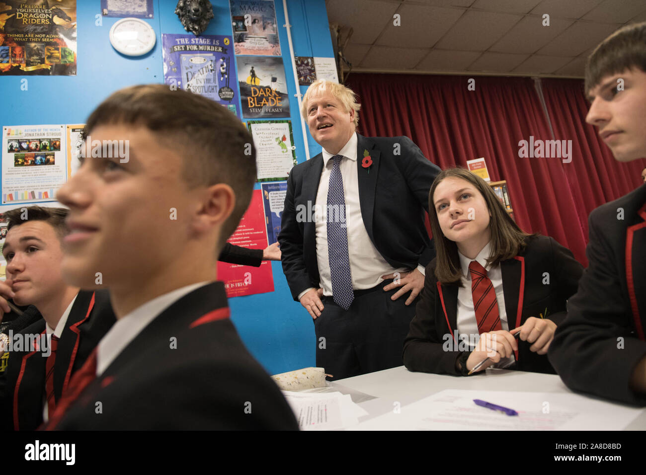 Il primo ministro Boris Johnson si unisce gli alunni durante una visita a George Spencer Academy di Nottingham, durante la campagna elettorale del sentiero intorno al paese. Foto Stock