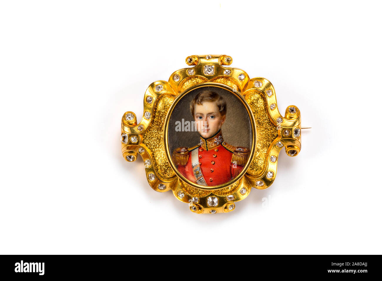 Oro e diamanti del XIX secolo ritratto in miniatura di un giovane britannico, soldato in un rosso uniforme di spilla. Foto Stock