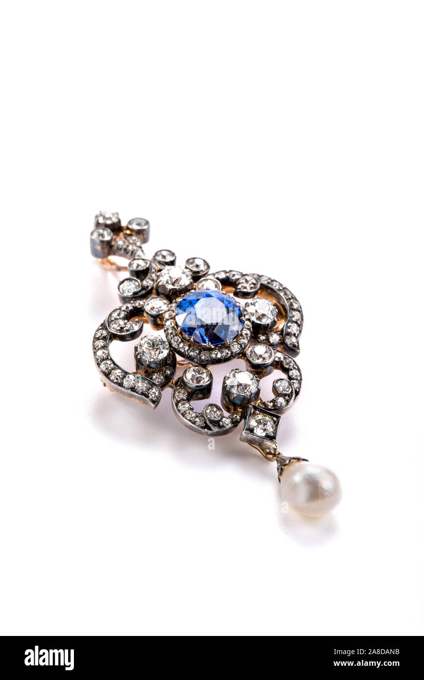 Il blu zaffiro, diamante e sementi spilla di perla. Foto Stock