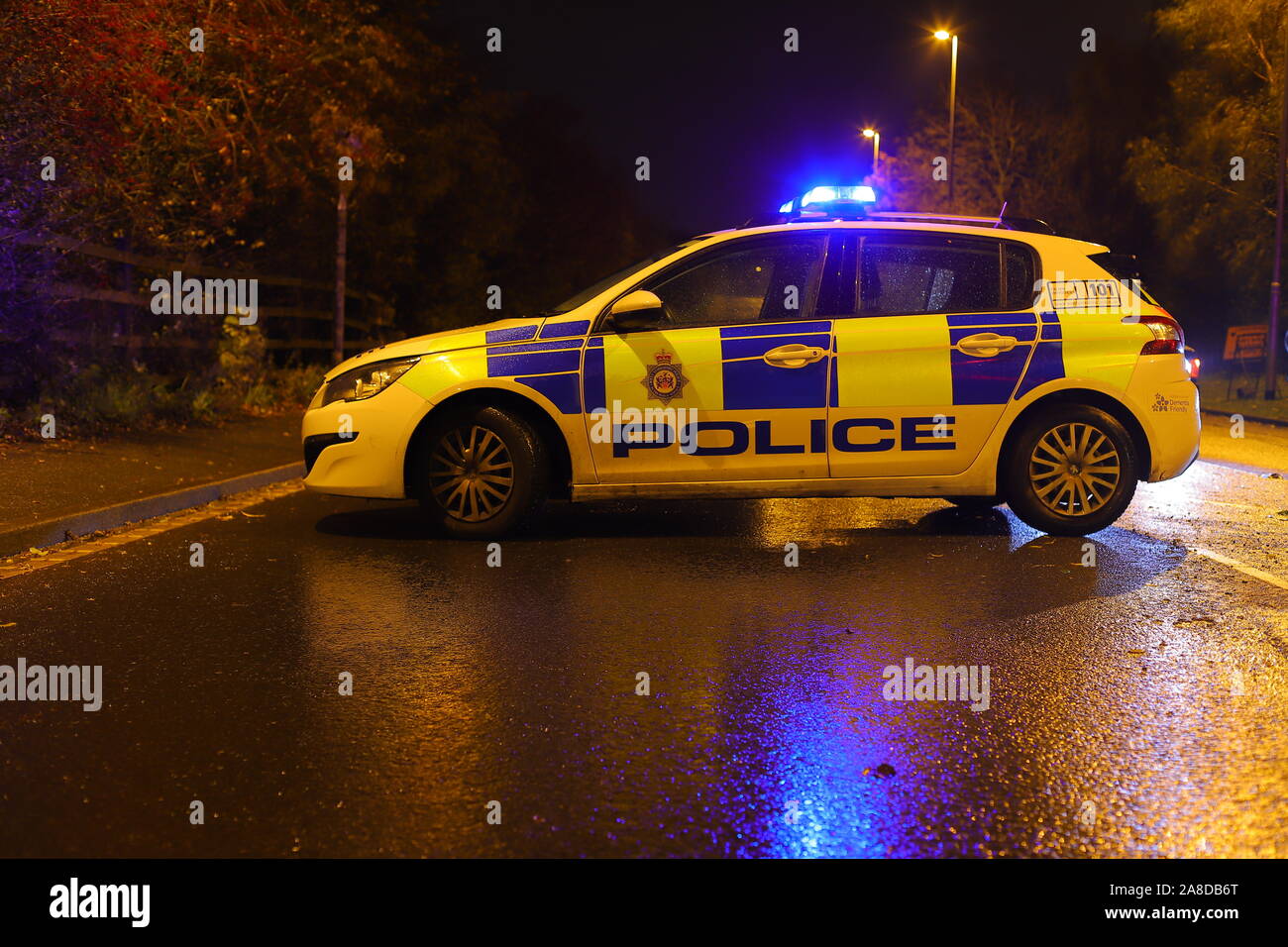 Una macchina della polizia blocca Barnsdale strada tra Castleford & Allerton Bywater dopo gli automobilisti rischiavano di guida attraverso alluvione Foto Stock