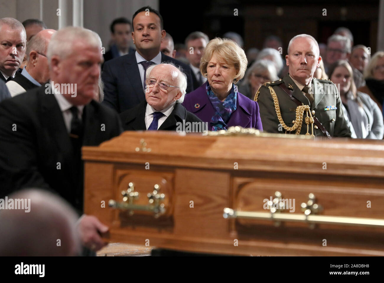 Presidente irlandese Michael D Higgins, sua moglie Sabina e Taoiseach Leo Varadkar, guarda come la bara del celebre emittente Gay Byrne, è portato nel St. Mary's Pro-Cathedral a Dublino per il suo servizio funebre. Foto Stock