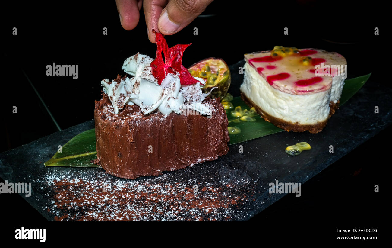 A forma di cuore ad Yuzu giapponese cheesecake con una torta al cioccolato - Dessert asiatici Foto Stock