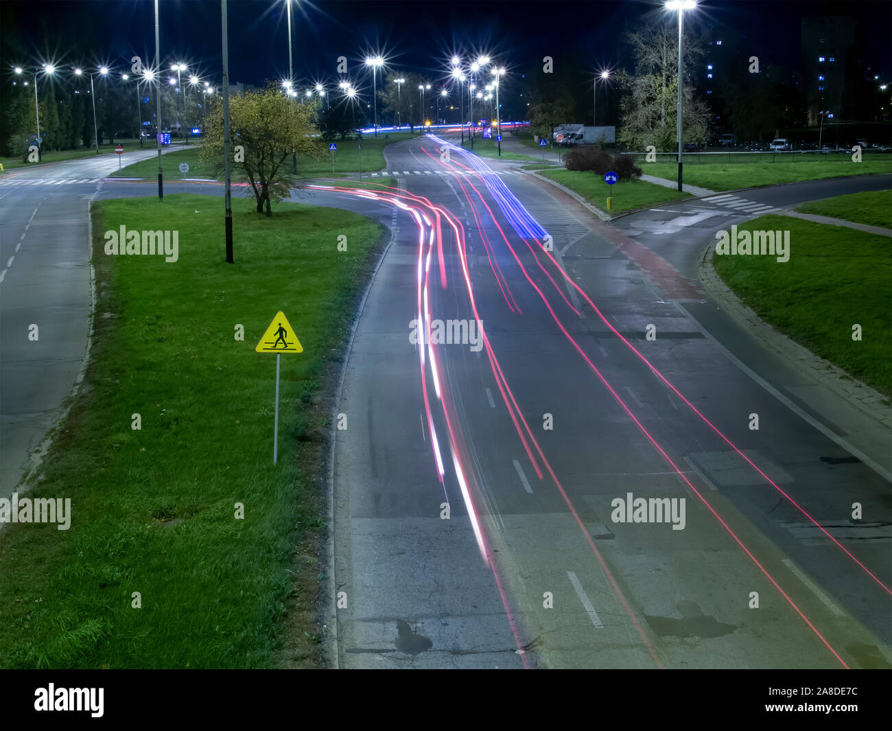 Durante le ore notturne del veicolo sentieri di luce sull'autostrada Foto Stock