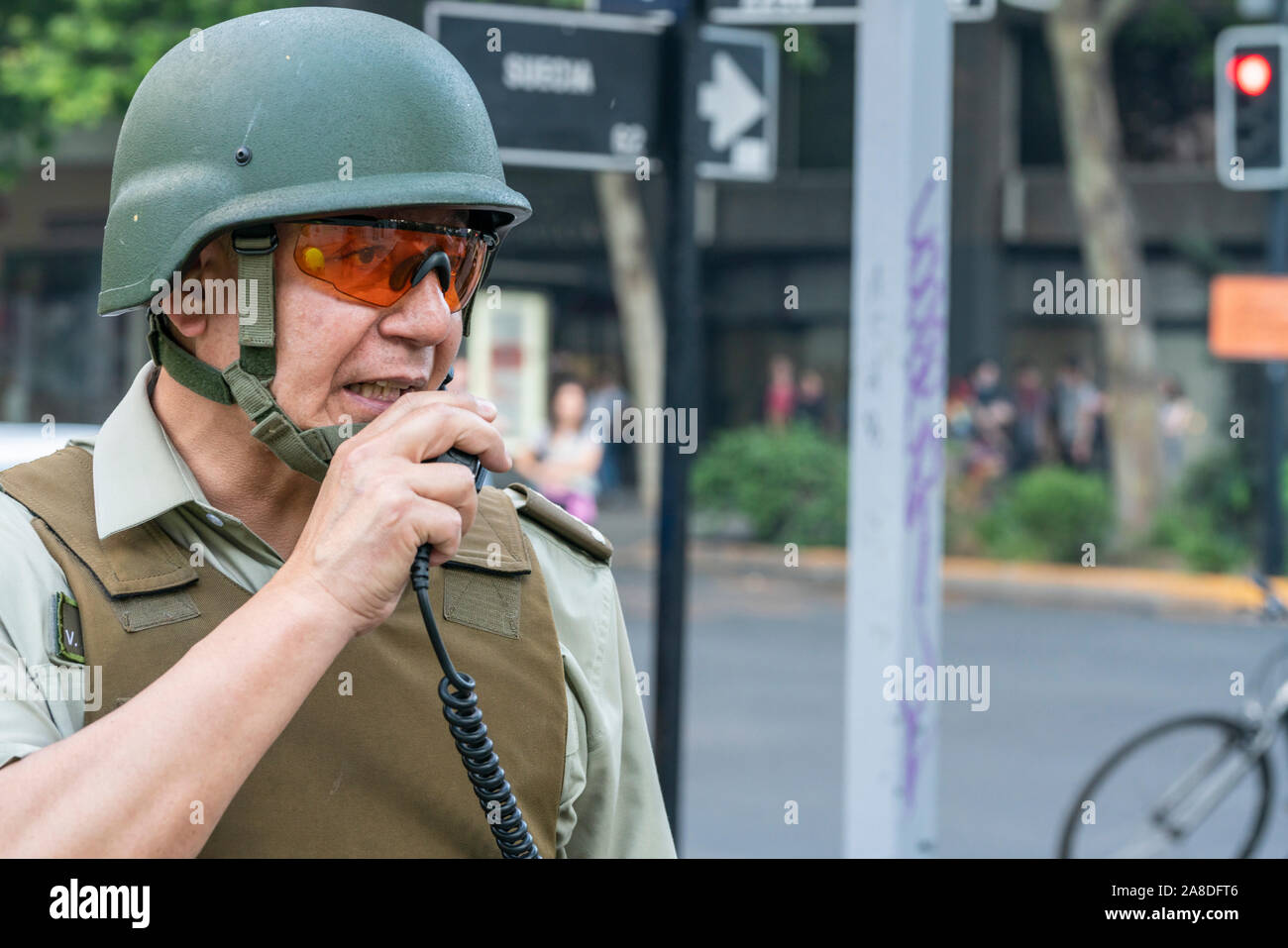 'Santiago de Cile Cile 6 novembre 2019 Carabineros funzionario di polizia ritratto durante i recenti disordini e scontri tra polizia e manifestanti Foto Stock