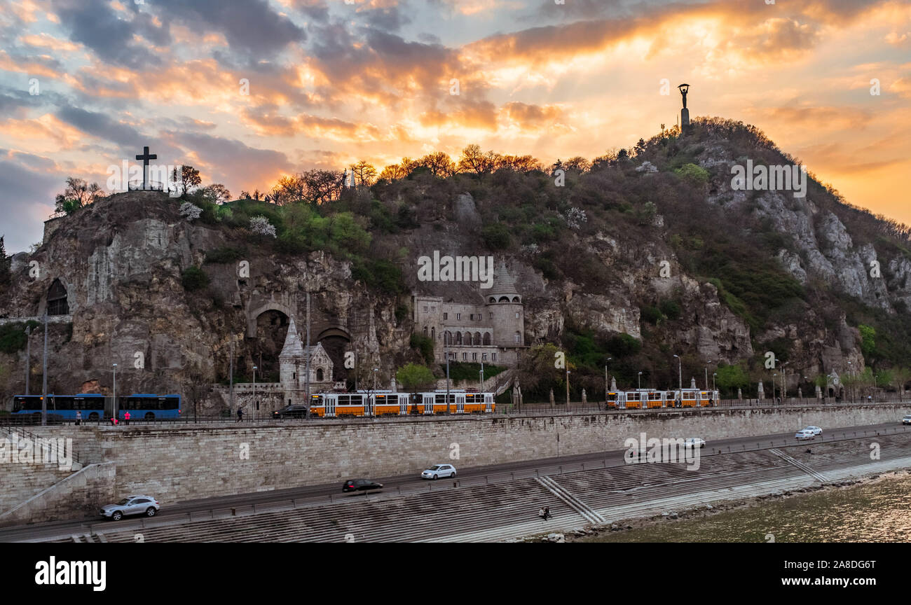 Grotta di Budapest chiesa e la statua della libertà durante il tramonto. Foto Stock