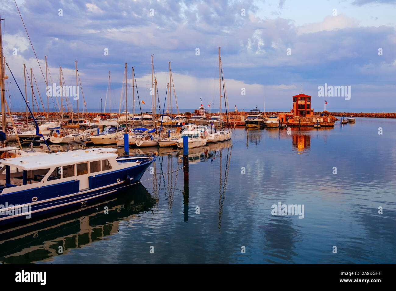 Una vista sopra il porto di Le Barcarès, Francia, tra le acque del mar Mediterraneo e l'Etang de Leucate laguna al tramonto Foto Stock