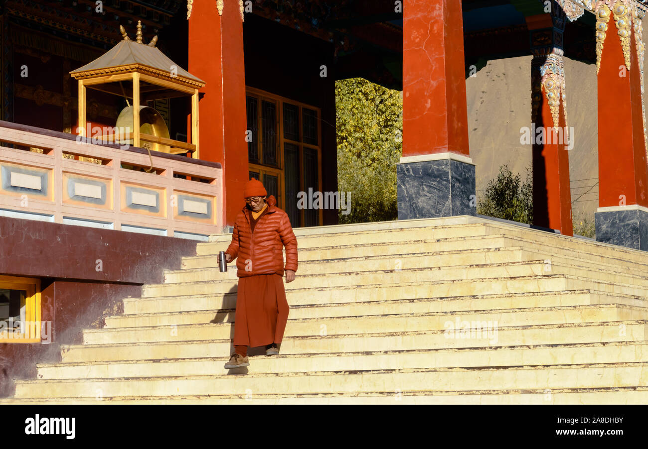 Kaza, Spiti-Valley, Himachal Pradesh, India Asia Pac Dicembre 2019 - Monaco buddista in abbigliamento tradizionale a piedi verso il basso i gradini e scale da Hima Foto Stock