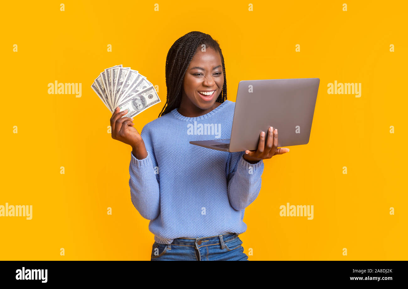 African American donna fare soldi da internet Foto Stock