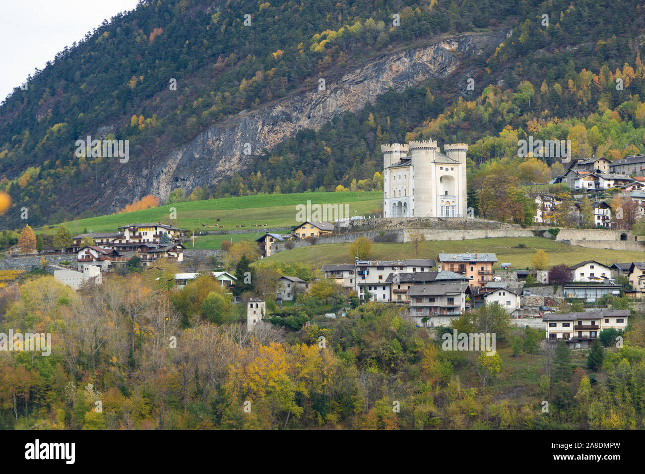 Valsavaranche Valle d'Aosta Valle d'Italia fogliame di autunno i colori dell'autunno Montagne alberi paesaggio di vigneti nel novembre 2019 Alpi destinazione di viaggio Foto Stock