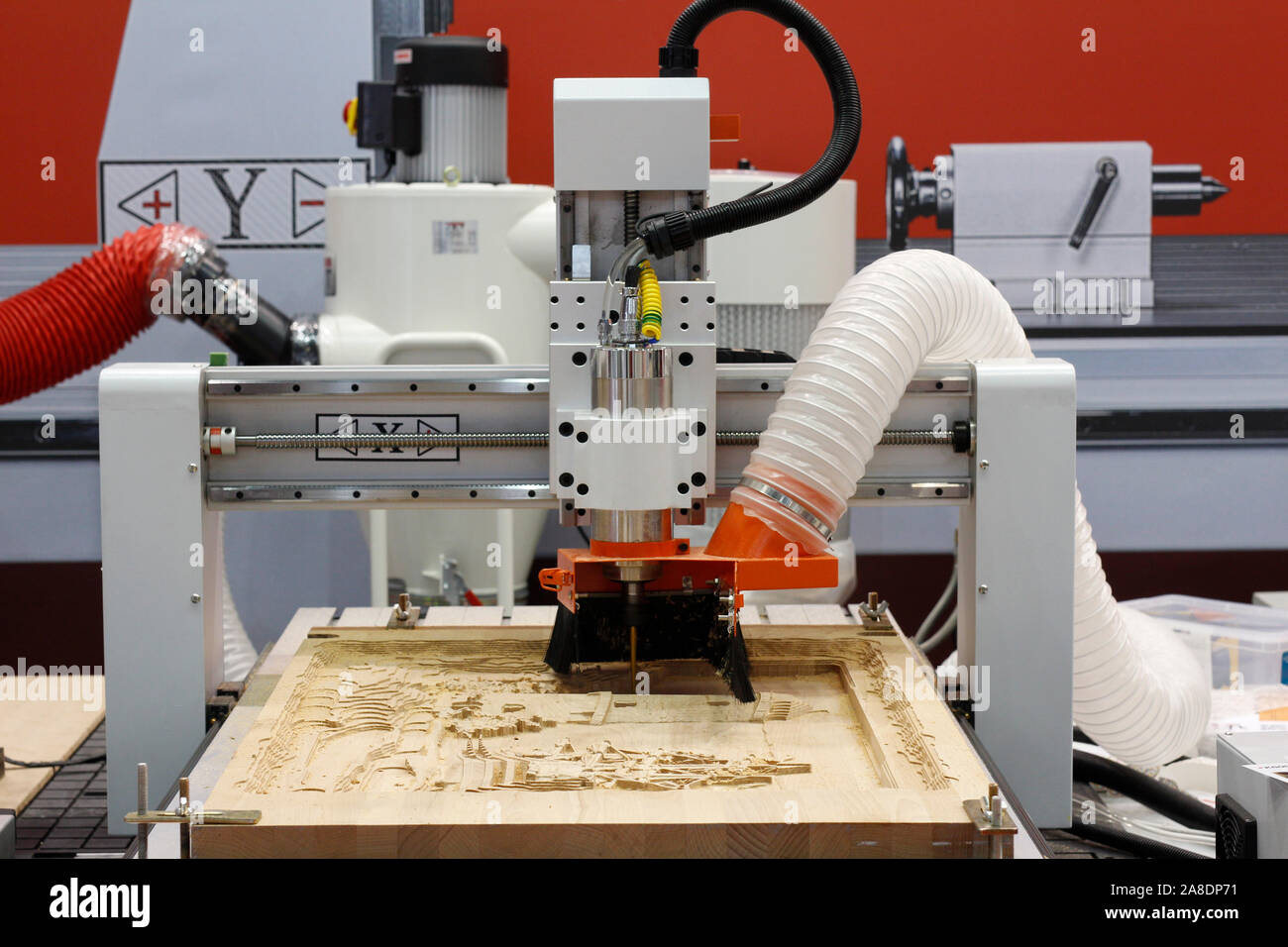 Macchina CNC. Fresatura e incisione di installazione. Macchine per la lavorazione del legno CNC macchina. Macchina di alta qualità per fresatura e incisione di superfici di parti. Foto Stock