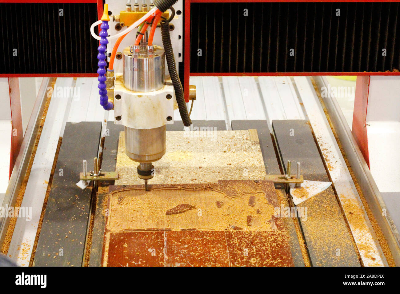 Macchina CNC. Fresatura e incisione di installazione. Macchine per la lavorazione del legno CNC macchina. Macchina di alta qualità per fresatura e incisione di superfici di parti. Foto Stock