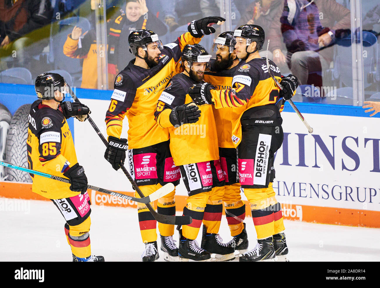 Hockey su ghiaccio Deutschland Cup, Germany-Russia, Krefeld, il Nov 9, 2019 Felix SCHUETZ, DEB 55 celebra la sua 4-3 obiettivo, felice, ridere, celebrazione, con Marcel BRANDT, DEB 85 Sebastian UVIRA, DEB 27 Dominik BITTNER, DEB 3 Andreas EDER, DEB 96 Germania - Russia 4-3 DEB HOCKEY SU GHIACCIO DEUTSCHLAND CUP in Krefeld, Germania, 07 novembre 2019, STAGIONE 2019/2020, © Peter Schatz / Alamy Live News Foto Stock