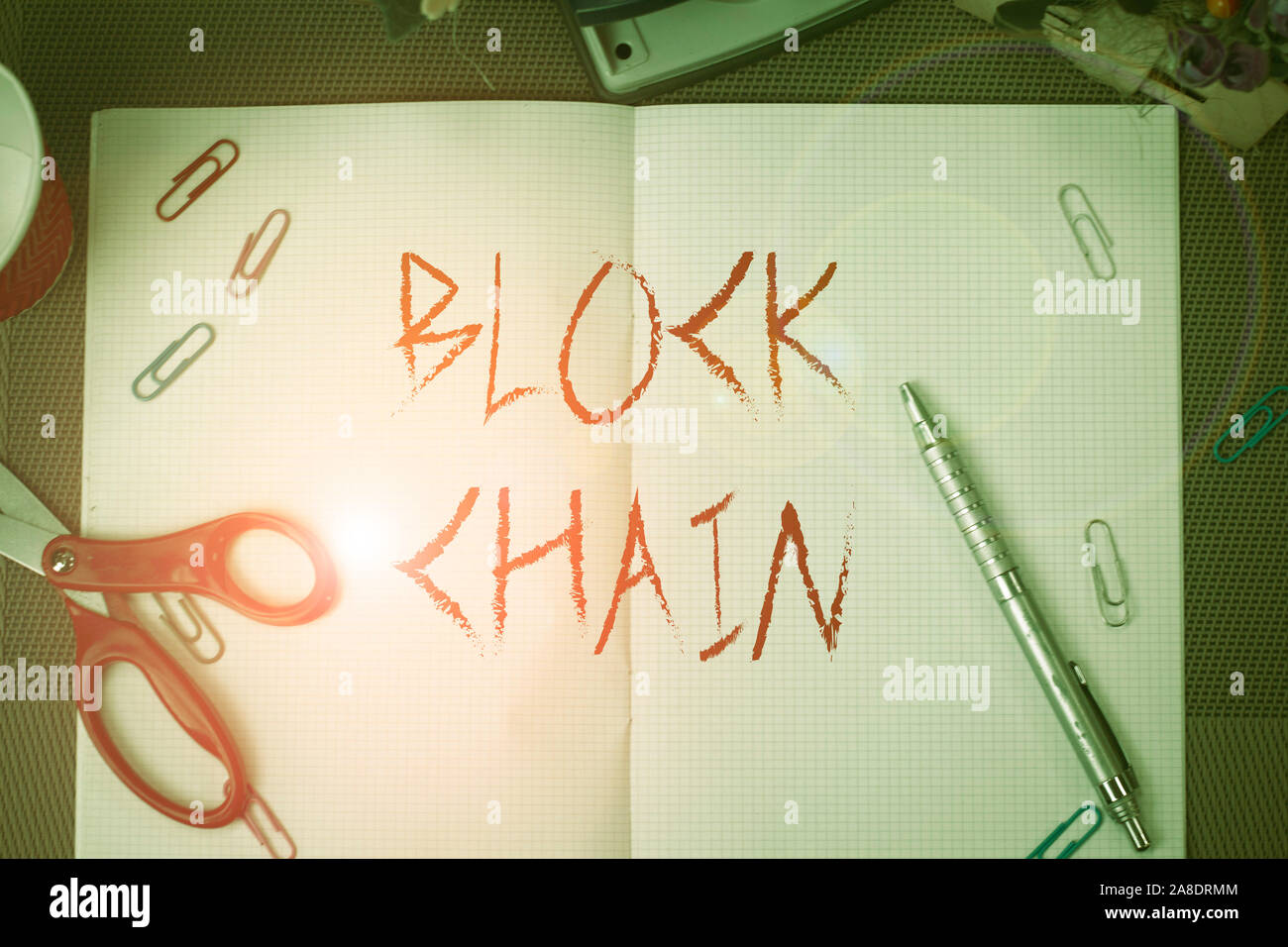 Segno di testo che mostra il blocco catena. Business photo sistema di testo in cui un record delle operazioni effettuate in bitcoin forbici e attrezzature di scrittura matematica plus Foto Stock