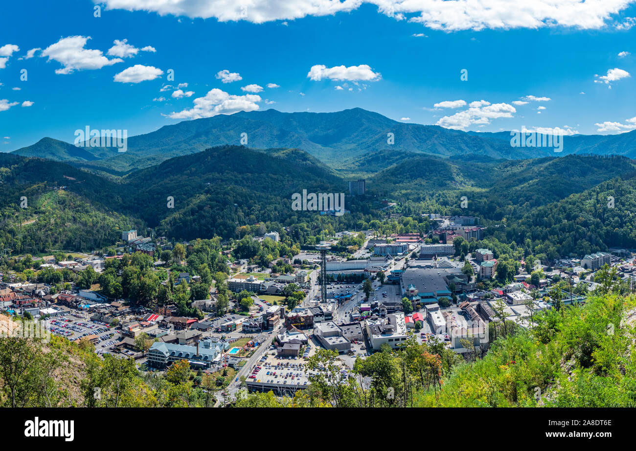 Vista generale dall'alto del centro cittadino nella Great Smoky Mountains resort città di Gatlinburg Tennessee negli Stati Uniti Foto Stock