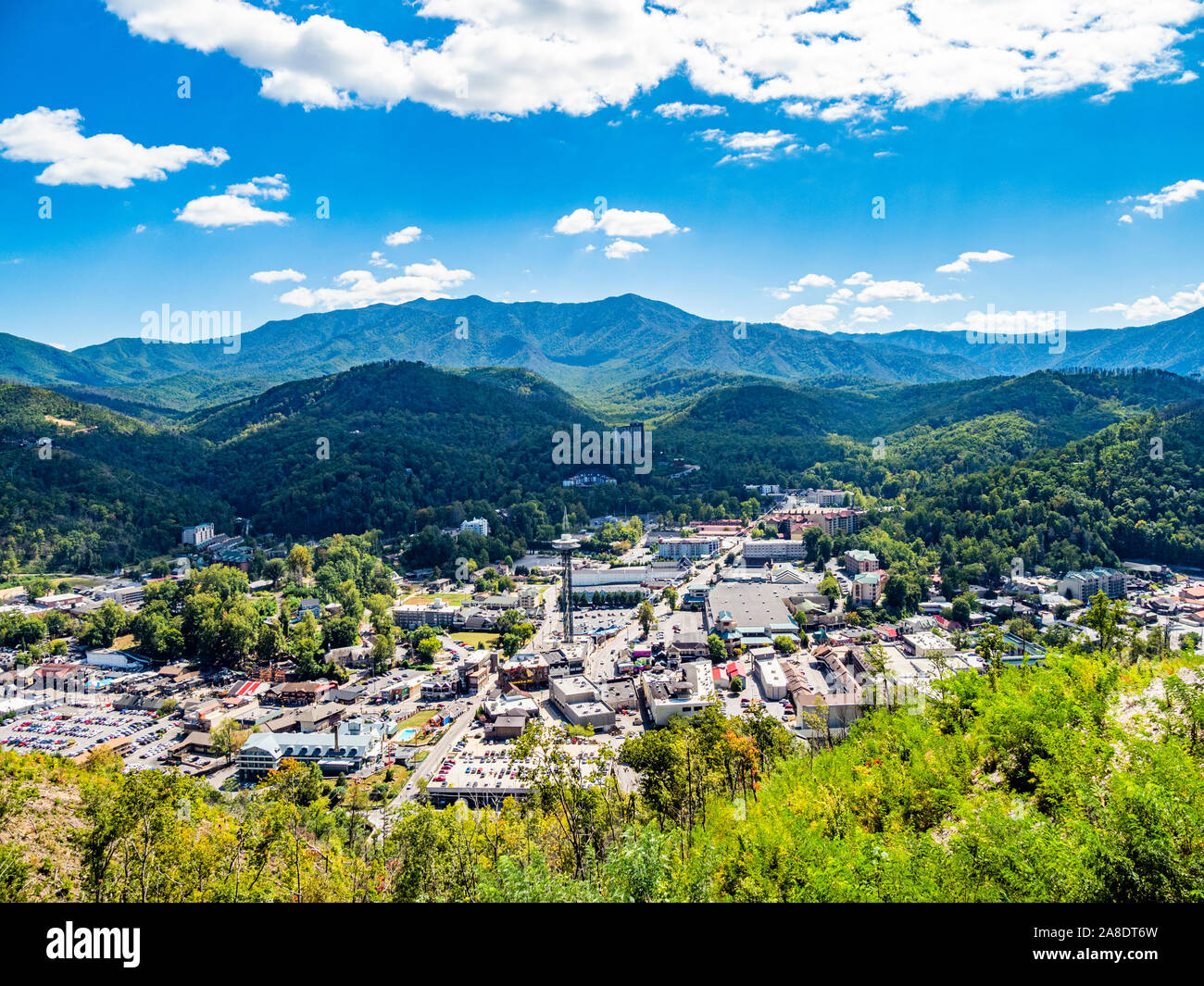 Vista generale dall'alto del centro cittadino nella Great Smoky Mountains resort città di Gatlinburg Tennessee negli Stati Uniti Foto Stock