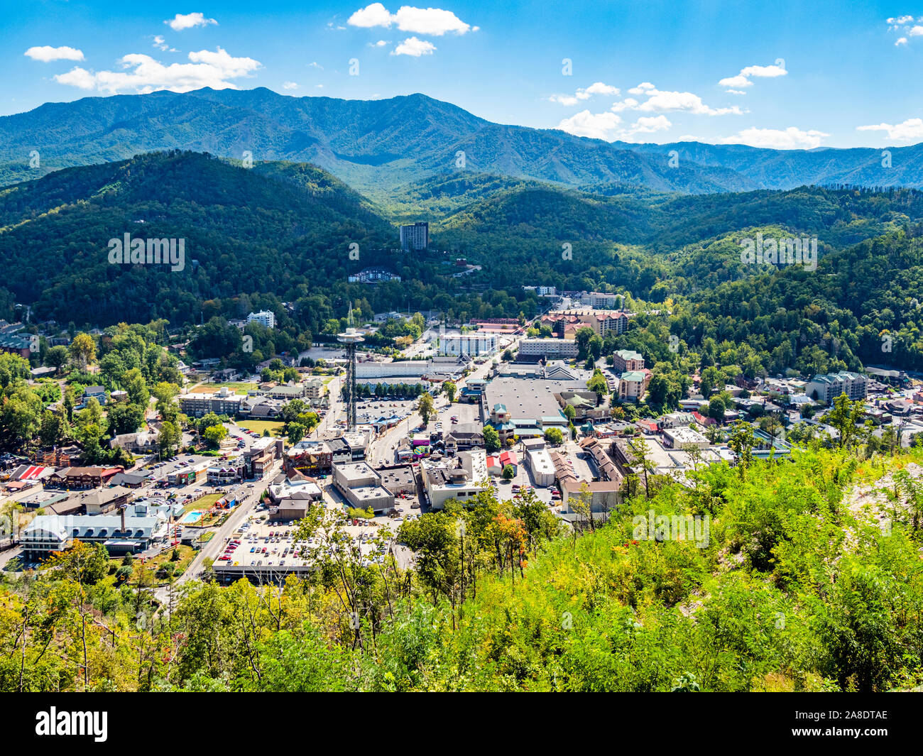 Vista generale dall'alto del centro cittadino nella Great Smoky Mountains resort città di Gatlinburg Tennessee negli Stati Uniti Foto Stock