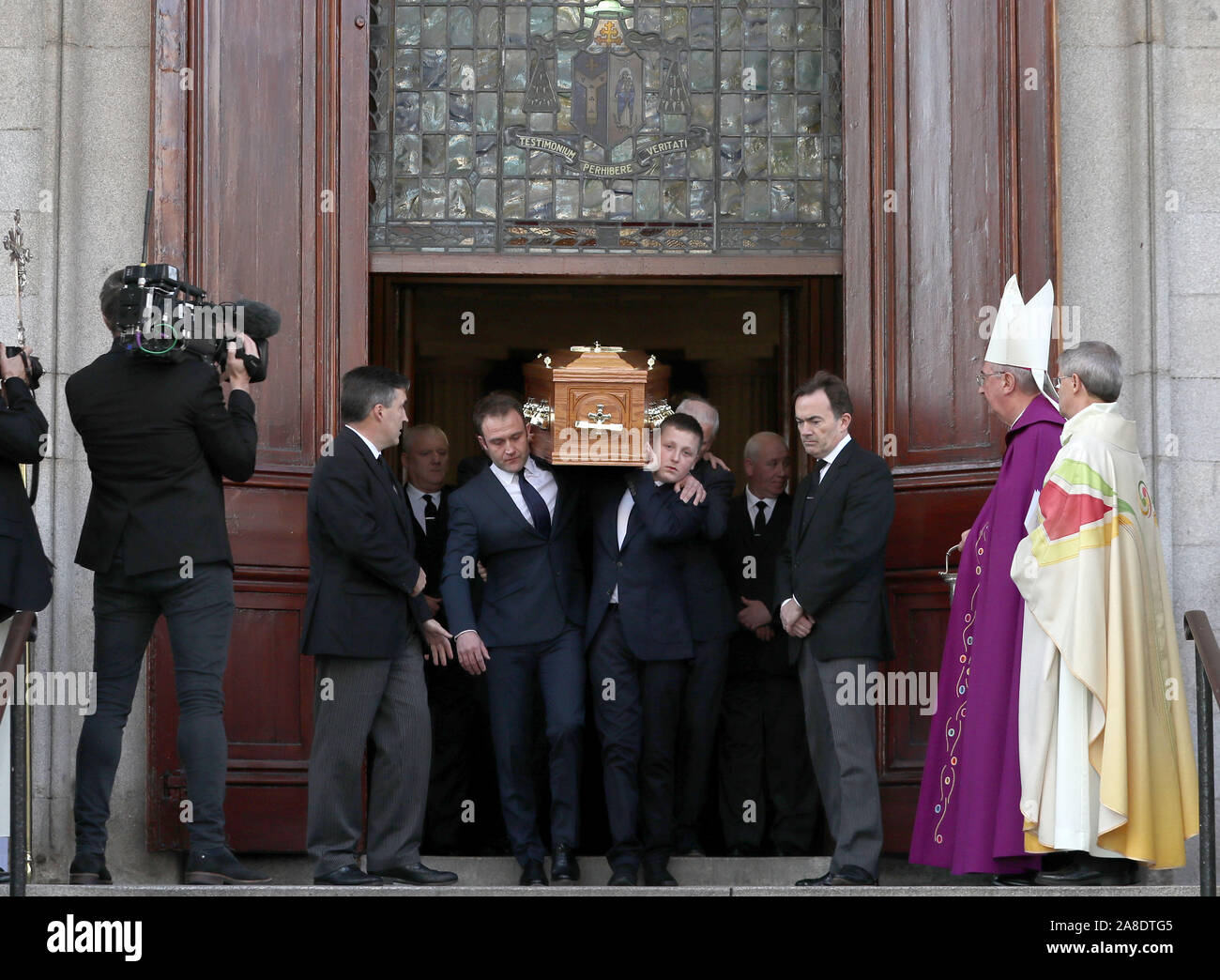 La bara del celebre emittente Gay Byrne, è portato dalla St. Mary's Pro-Cathedral a Dublino, seguendo le sue esequie. Foto Stock