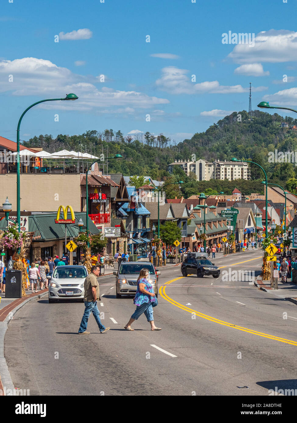 Parkway road anche se in centro di Great Smoky Mountains resort città di Gatlinburg Tennessee negli Stati Uniti Foto Stock