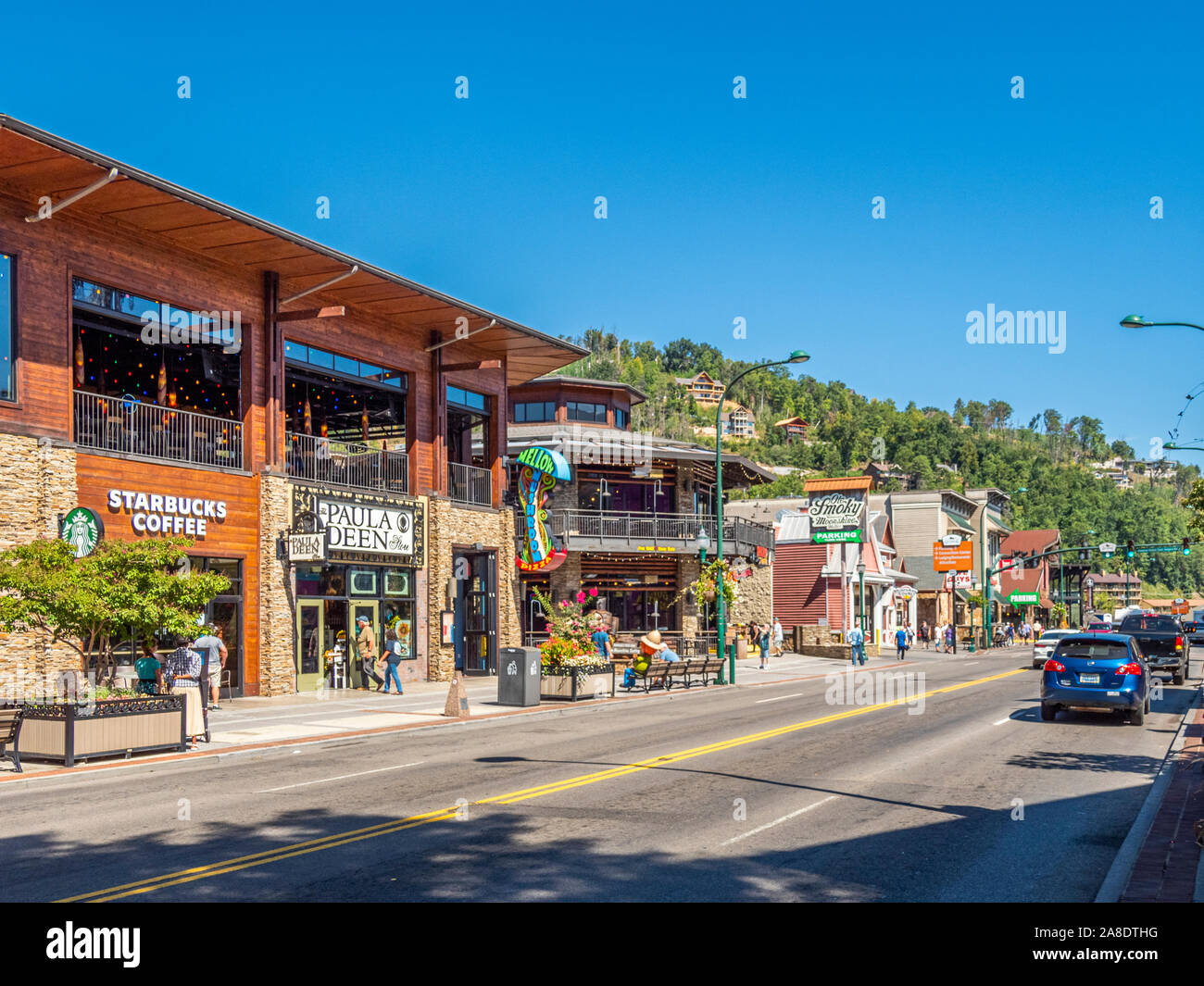 Parkway road anche se in centro di Great Smoky Mountains resort città di Gatlinburg Tennessee negli Stati Uniti Foto Stock
