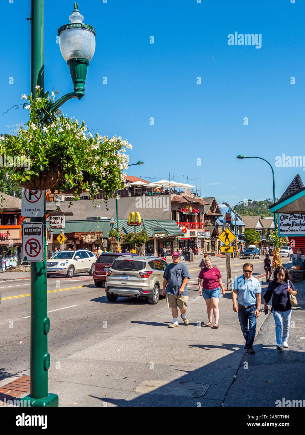 Parkway road anche se in centro di Great Smoky Mountains resort città di Gatlinburg Tennessee negli Stati Uniti Foto Stock