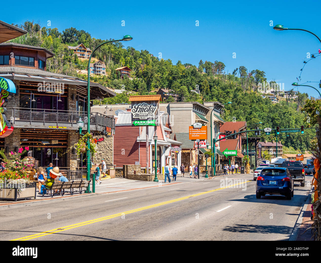 Parkway road anche se in centro di Great Smoky Mountains resort città di Gatlinburg Tennessee negli Stati Uniti Foto Stock