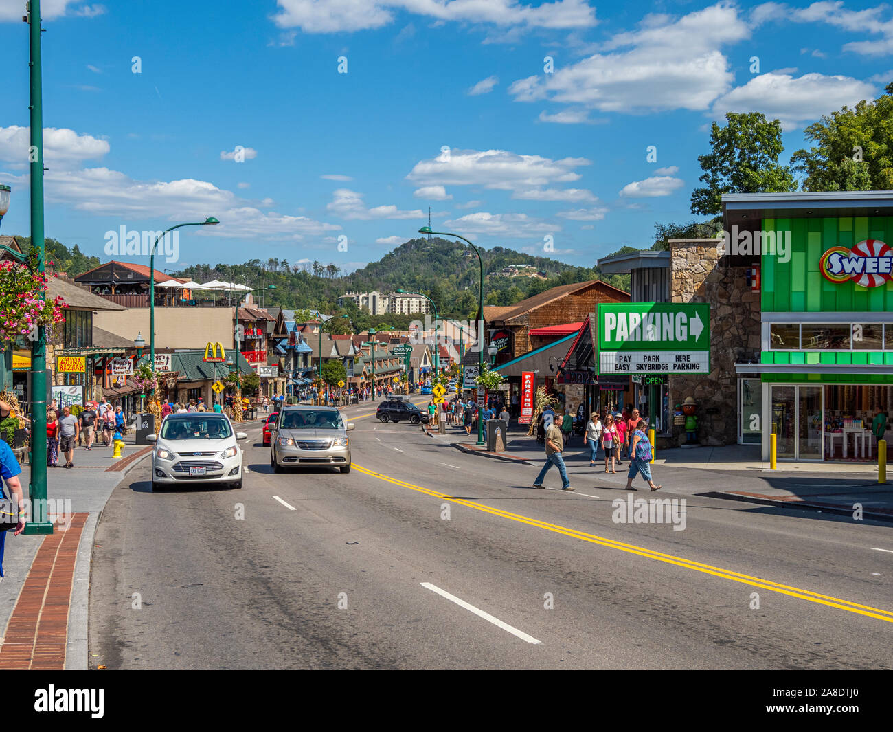 Parkway road anche se in centro di Great Smoky Mountains resort città di Gatlinburg Tennessee negli Stati Uniti Foto Stock
