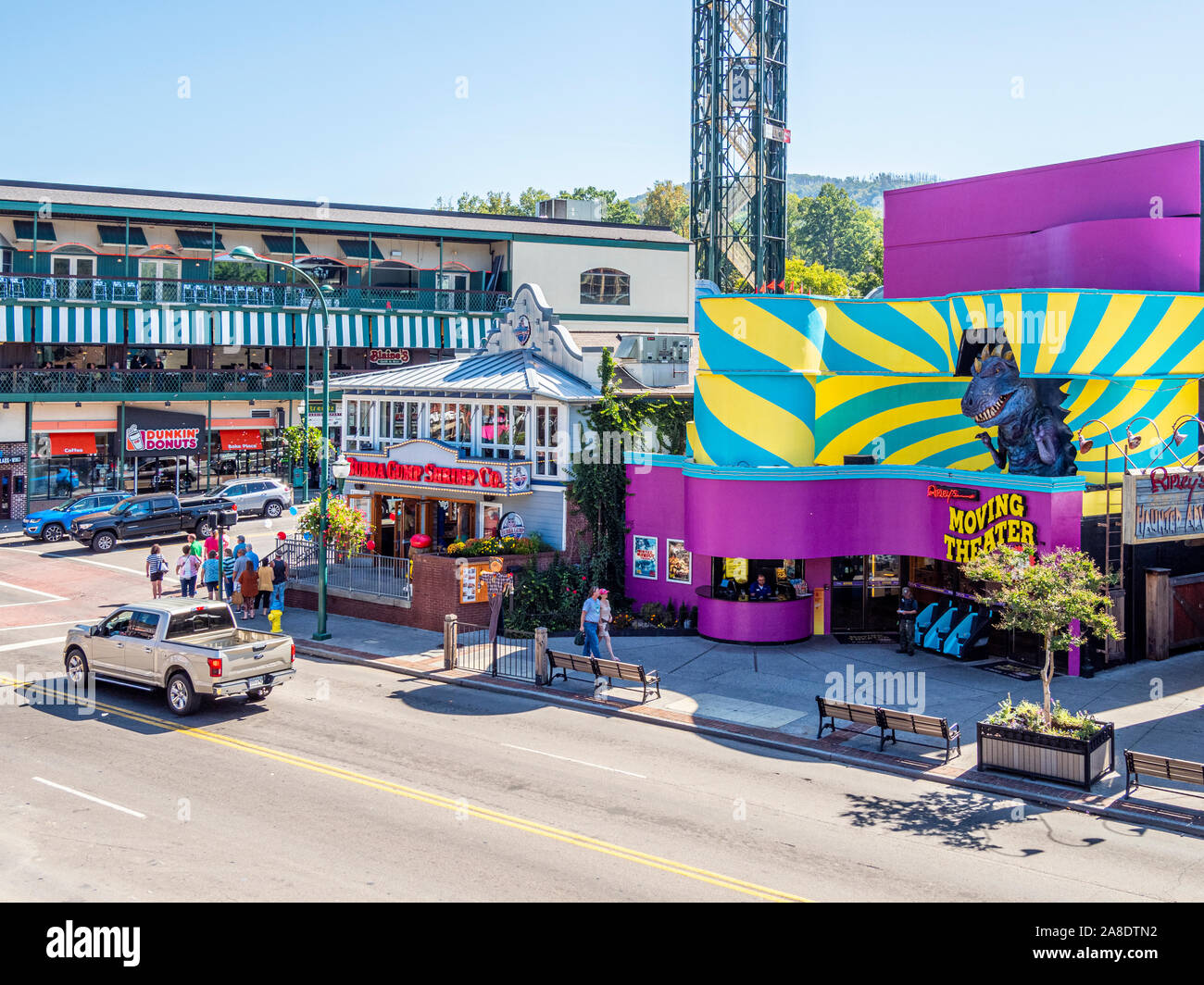 Parkway road anche se in centro di Great Smoky Mountains resort città di Gatlinburg Tennessee negli Stati Uniti Foto Stock