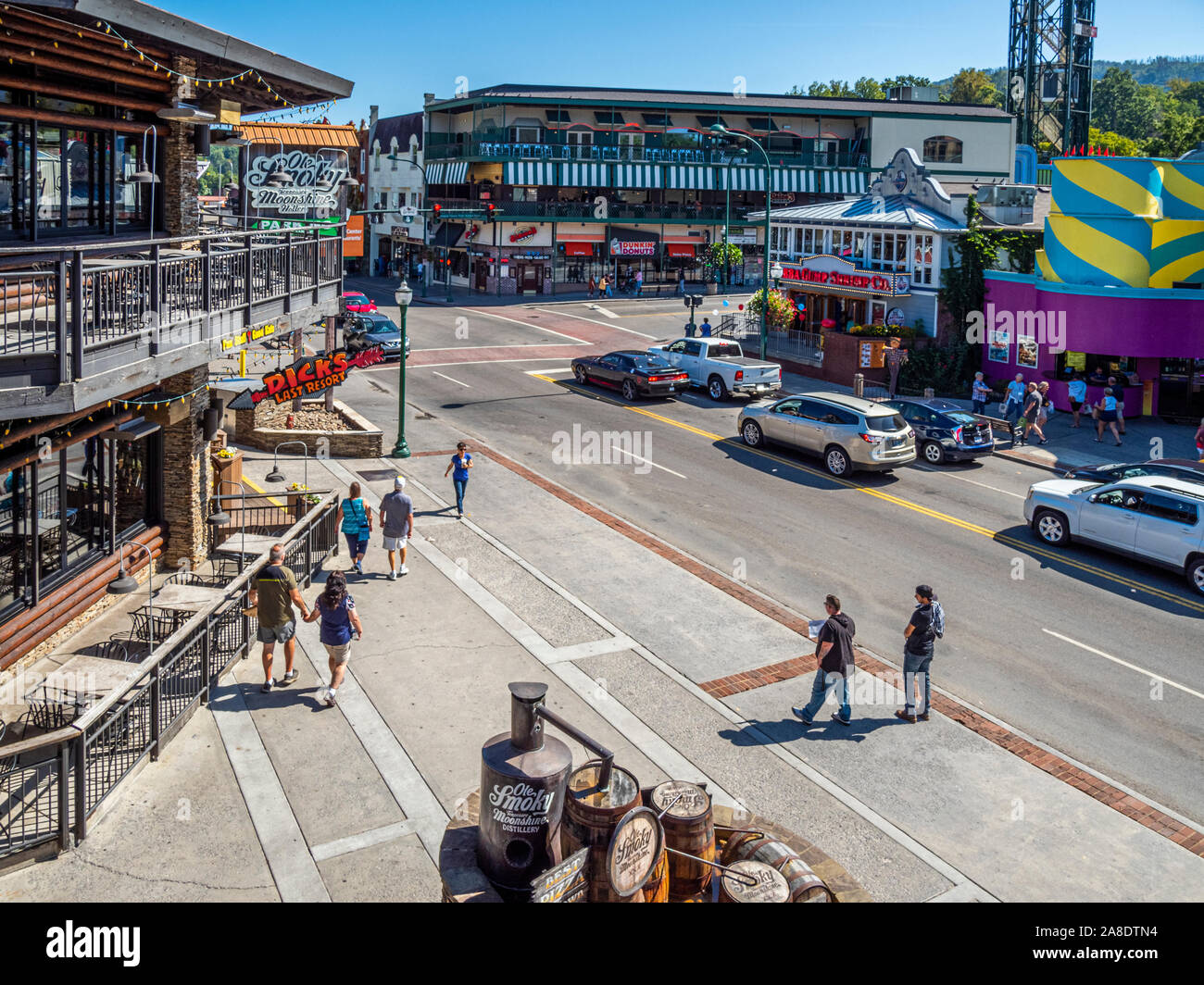 Parkway road anche se in centro di Great Smoky Mountains resort città di Gatlinburg Tennessee negli Stati Uniti Foto Stock