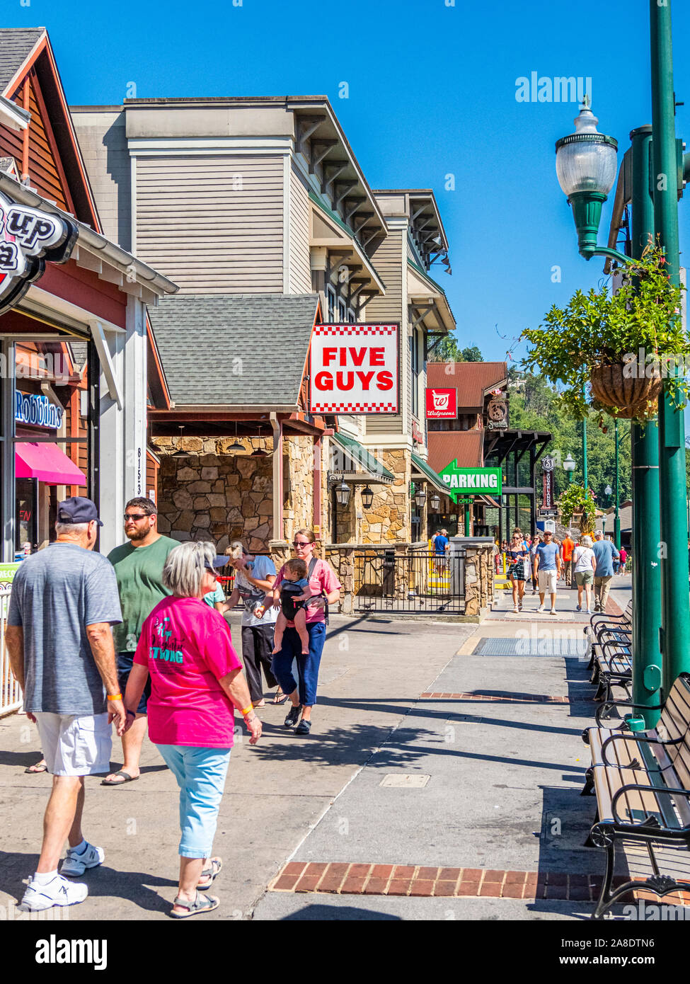 Parkway road anche se in centro di Great Smoky Mountains resort città di Gatlinburg Tennessee negli Stati Uniti Foto Stock