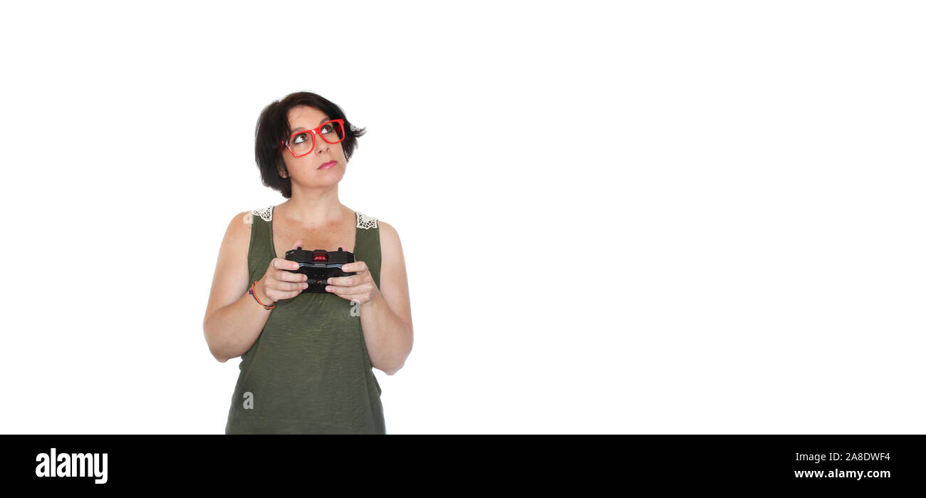 La donna il controllo di un drone con un telecomando Foto Stock