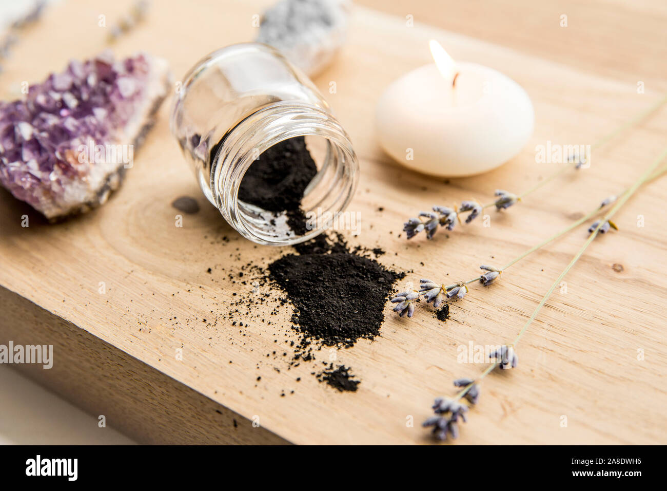 Materie polvere di carboni attivi in prodotti di bellezza concetto. Sacco di spazio copia. Spa la masterizzazione di candela. Foto Stock