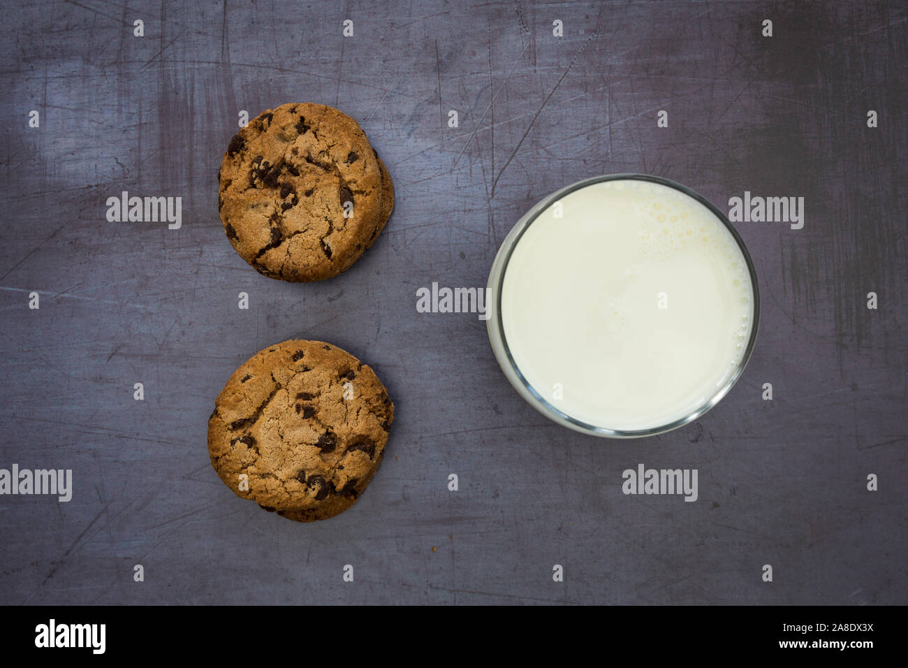 I cookie di latte biscotti con scaglie di cioccolato vista superiore sfondo scuro Foto Stock