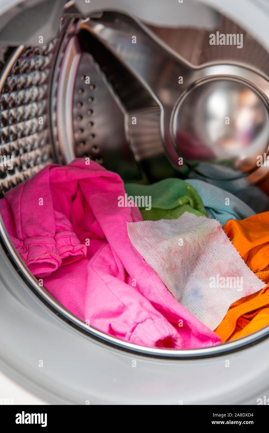 Colore foglio assorbente all'interno di una macchina di lavaggio, permette di lavare in colori misti vestiti senza rovinare i colori del concetto. Foto Stock