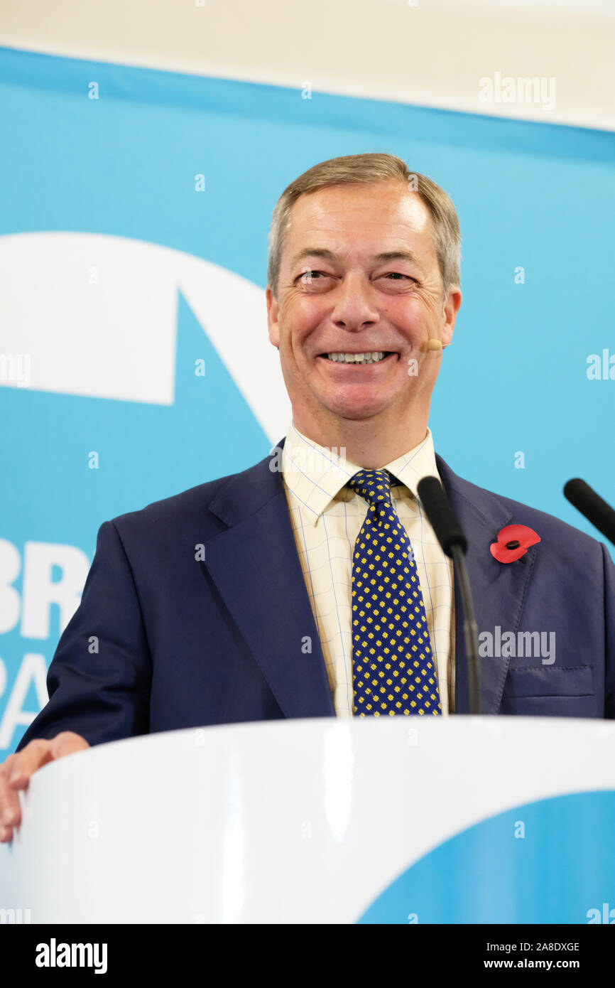 Piccolo Mulino, Pontypool, Monmouthshire, Galles - Venerdì 8 Novembre 2019 - Brexit Party leader Nigel Farage risolve un pubblico nel Galles del Sud città di Pontypool una forte del lavoro area di voto. Foto Steven Maggio / Alamy Live News Foto Stock