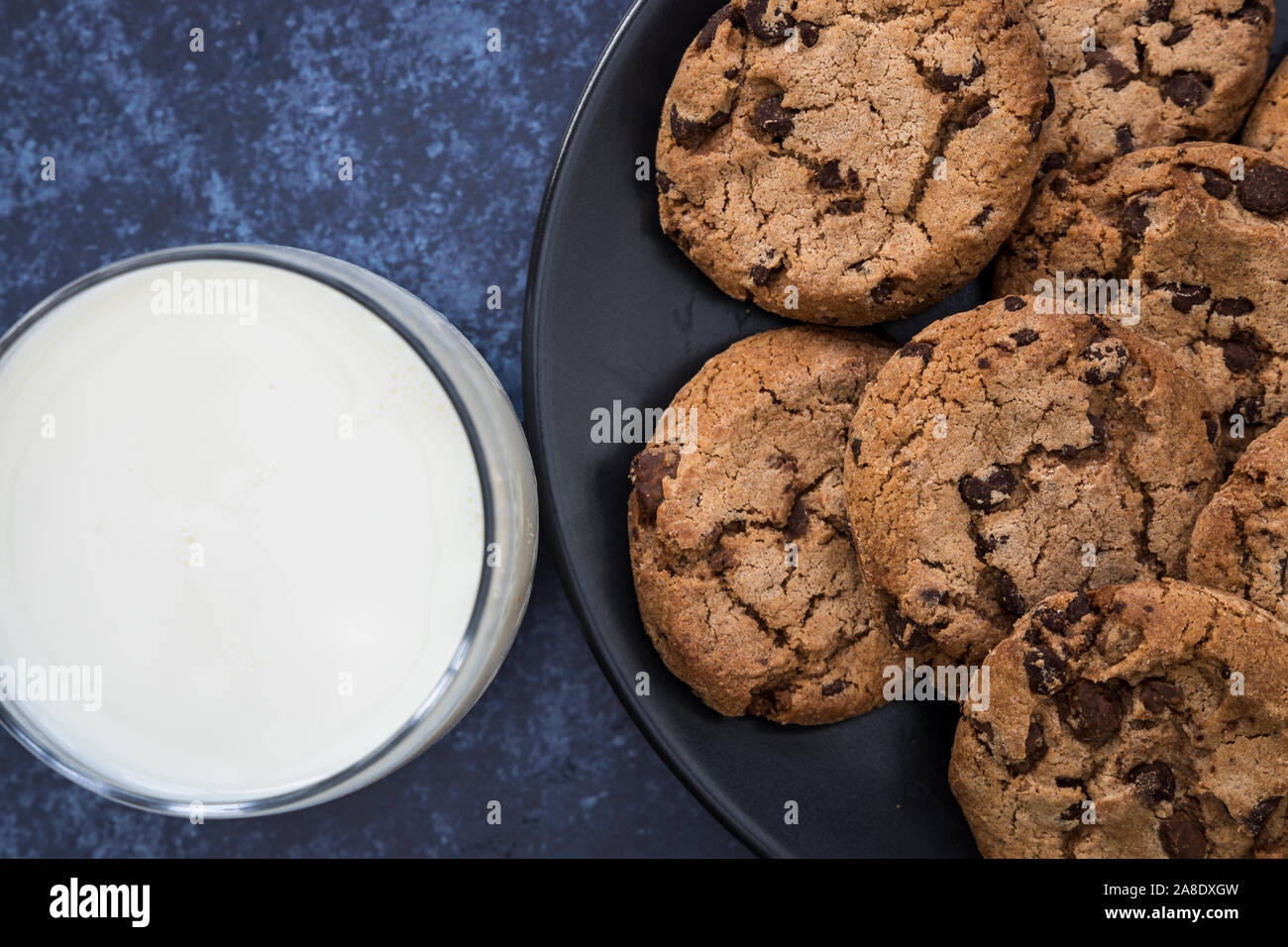 I cookie di latte biscotti con scaglie di cioccolato vista superiore sfondo scuro Foto Stock