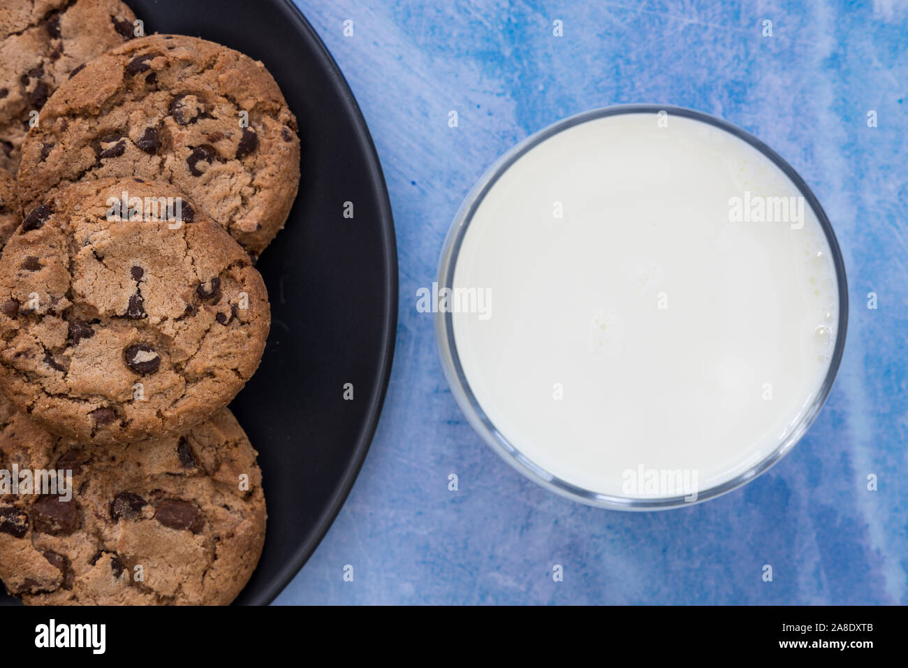 I cookie di latte biscotti con scaglie di cioccolato vista superiore sfondo blu Foto Stock