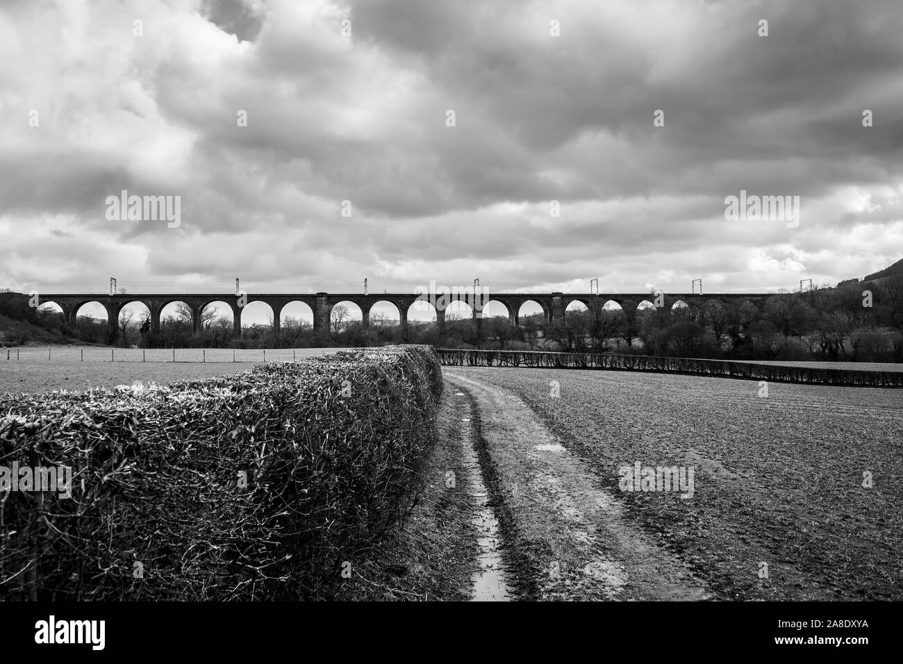 Una veduta aerea di un grande Buxton ponte ferroviario il viadotto in Derbyshire Peak District National Park, il treno via nella bellissima Derbyshire Foto Stock