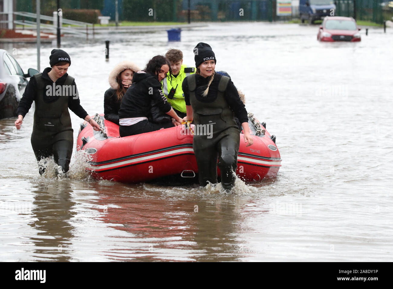 Una giovane donna tira un gommone che è stato utilizzato per il salvataggio  di residenti intrappolati dall'alluvione di Doncaster, nello Yorkshire,  come parti di Inghilterra ha vissuto un mese di pioggia in