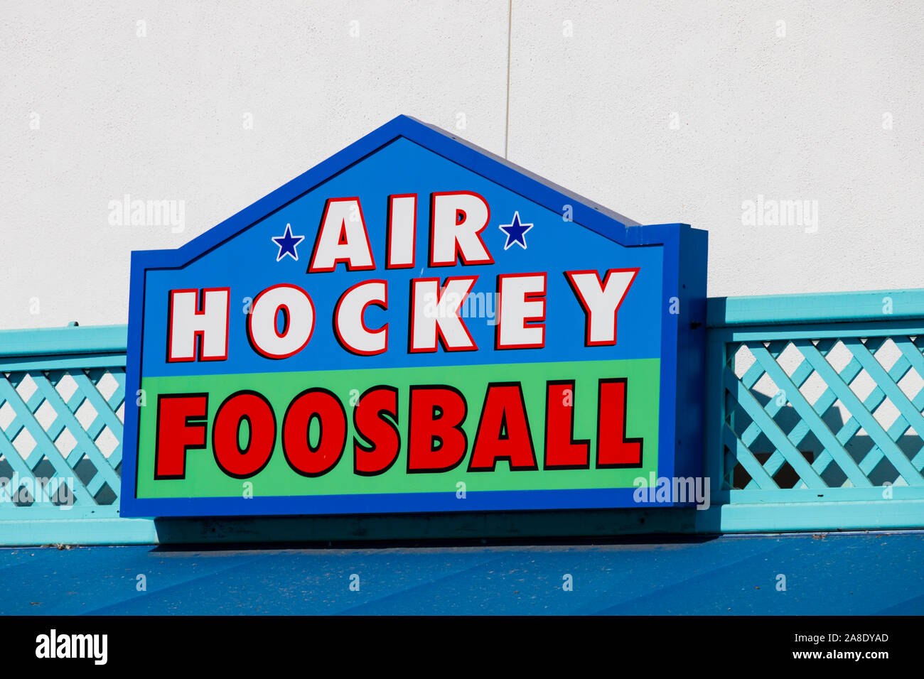 Air hockey foosball segno, Pacific Park, Santa Monica Pier, Contea di Los Angeles, California, Stati Uniti d'America Foto Stock