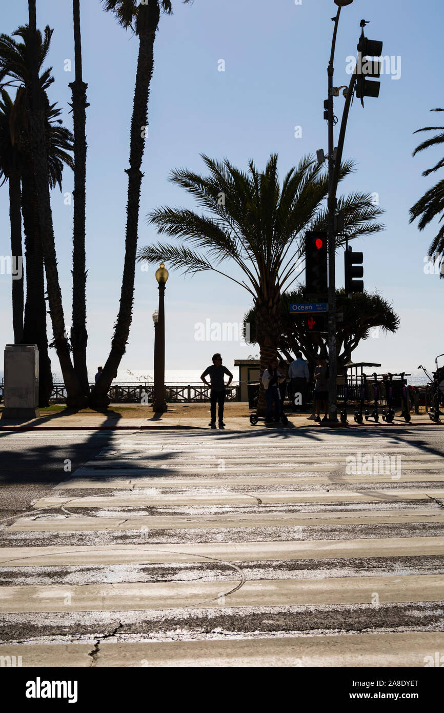 Silhouette retroilluminato a crosswalk su Ocean Avenue, Santa Monica, nella contea di Los Angeles, California, Stati Uniti d'America Foto Stock