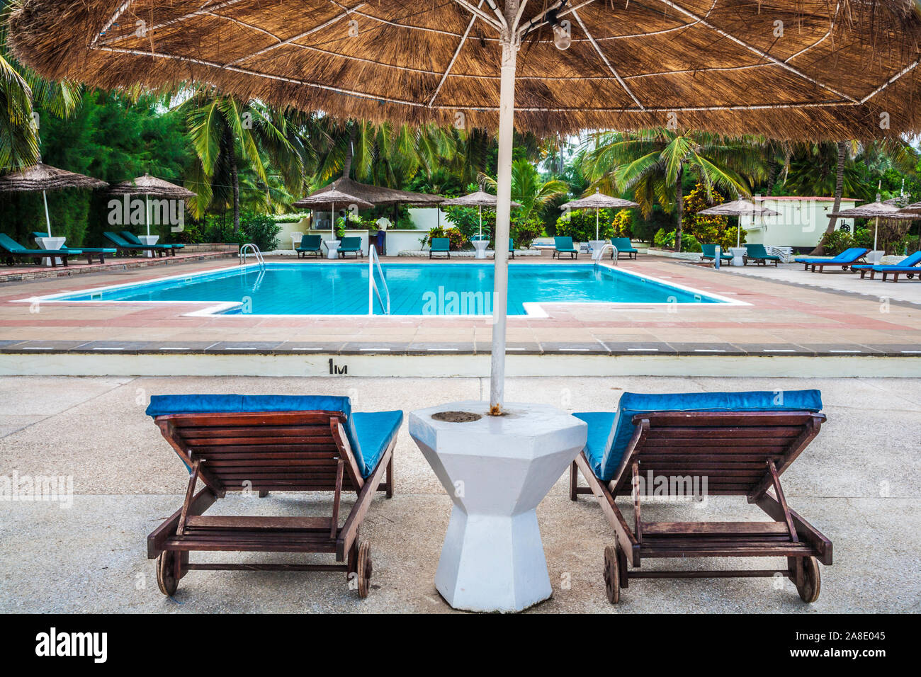 La piscina e il bar area di una vacanza di lusso complesso in Gambia, Africa occidentale. Foto Stock