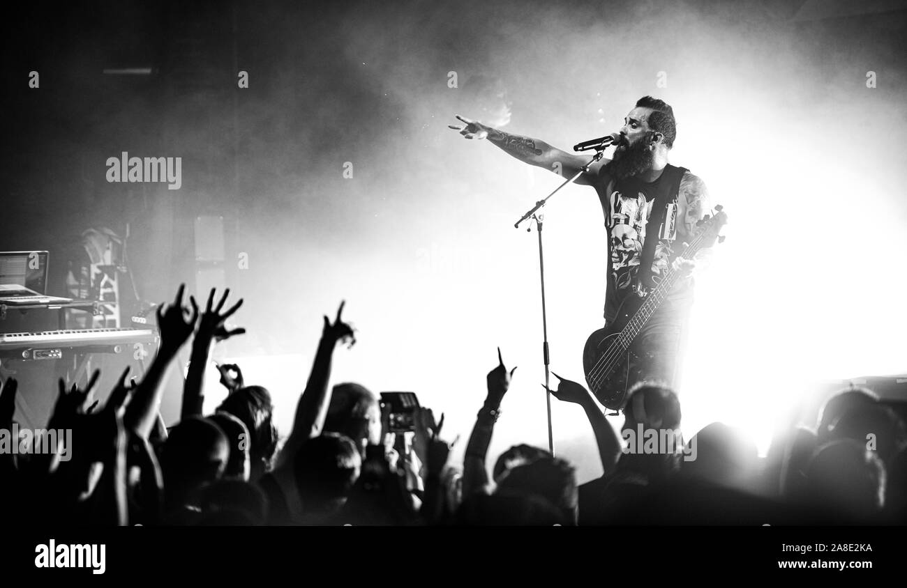 Copenhagen, Danimarca. 07th, novembre 2019. La American Christian rock band Skillet esegue un concerto dal vivo a Amager Bio in Copenhagen. Qui il cantante ed il bassista John Cooper è visto dal vivo sul palco. (Photo credit: Gonzales foto - Nikolaj Bransholm). Foto Stock