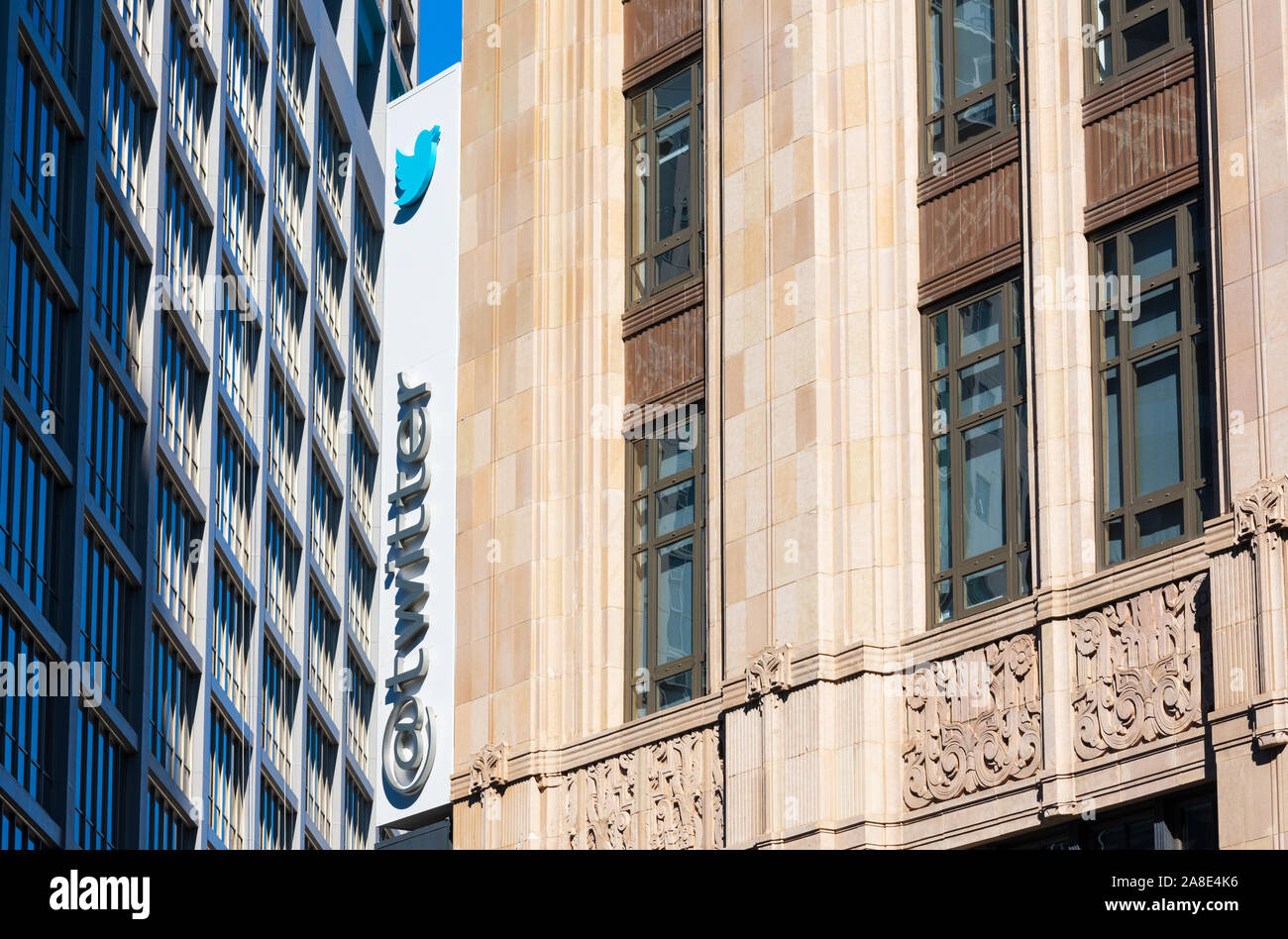 Segno di Twitter e il logo sulla facciata della sede centrale globale edificio a 1355 Market Street. Twitter è un sito di microblogging e servizio di social network Foto Stock
