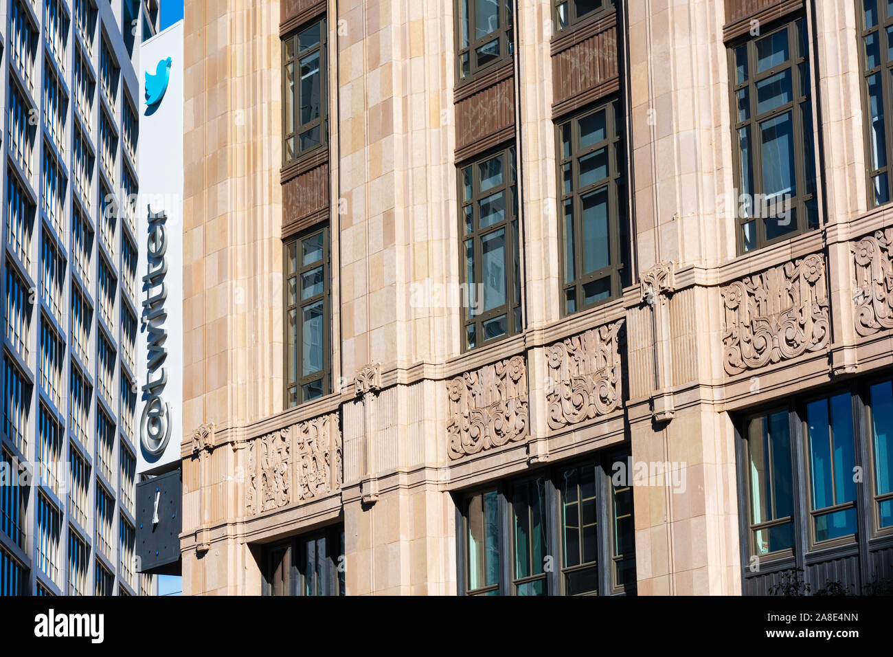 Segno di Twitter e il logo sulla facciata della sede centrale globale edificio a 1355 Market Street. Twitter è un sito di microblogging e servizio di social network Foto Stock