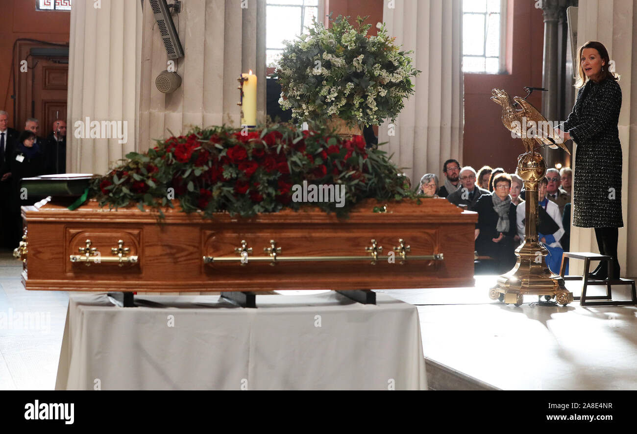 Suzy O'Byrne, figlia del celebre emittente Gay Byrne, parlando durante il suo servizio funebre in St. Mary's Pro-Cathedral a Dublino. Foto Stock