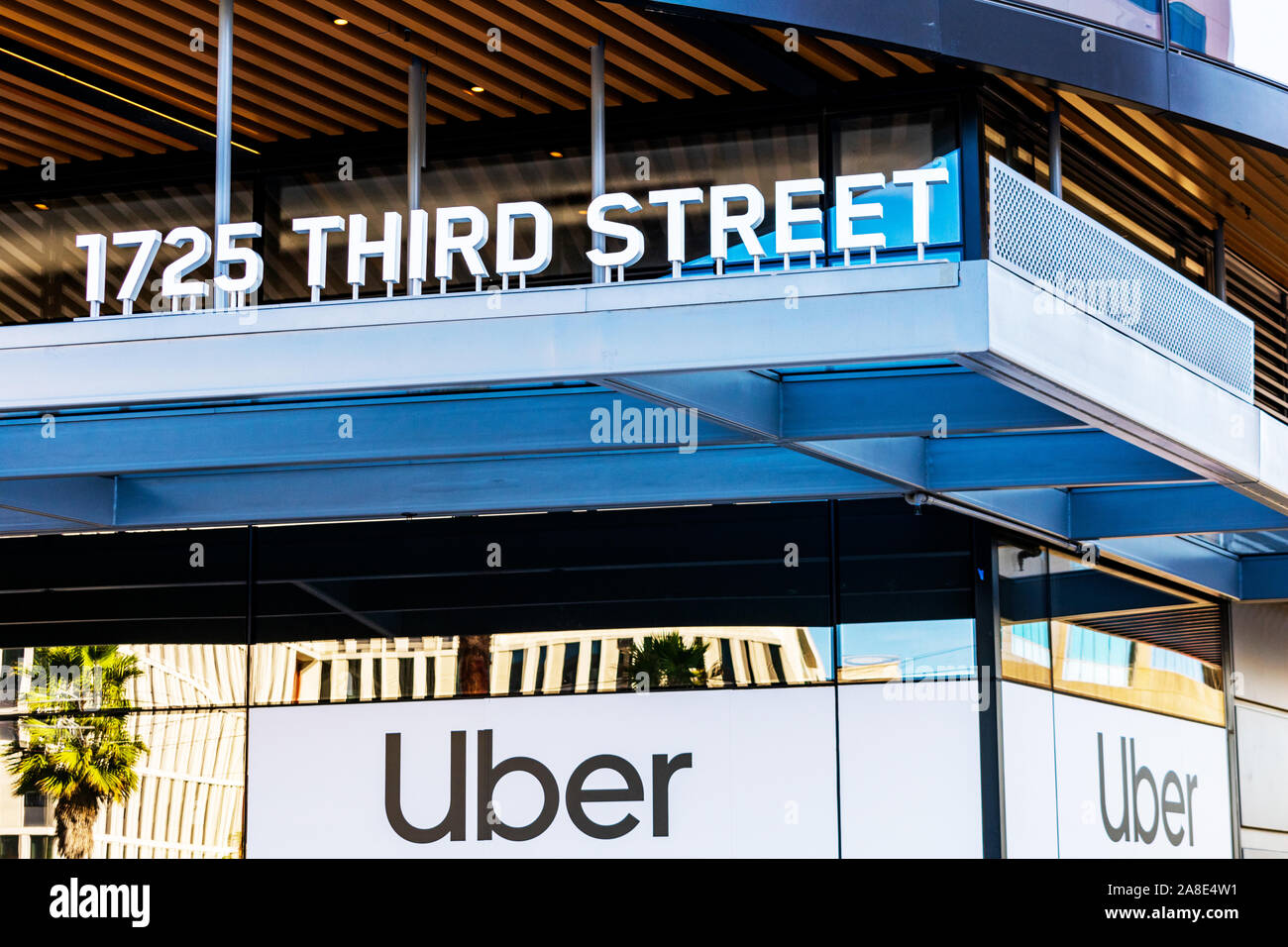 Uber segno presso la nuova e moderna sede del campus Uber tecnologie di rete di trasporto in azienda Mission Bay Foto Stock