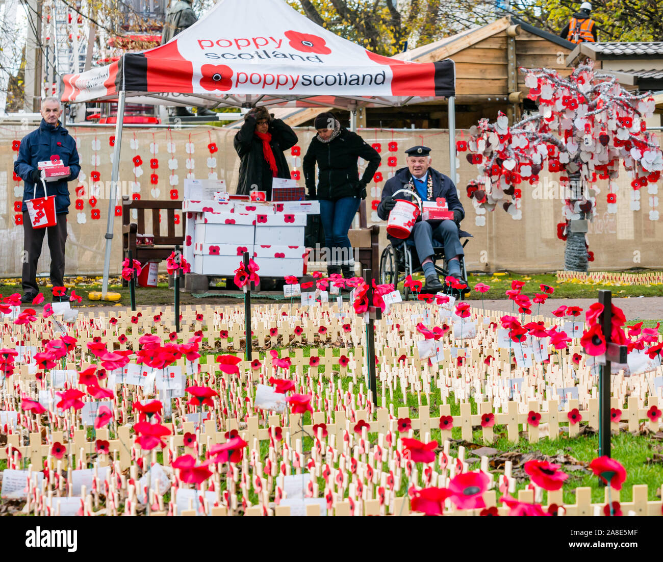 Princes Street Garden, Edimburgo, Scozia, Regno Unito, 8 novembre 2019. Ricordo di Edimburgo nel giardino eseguire fino a ricordo commemorazioni. Il giardino annuale accanto al monumento di Scott comprende il campo della memoria dove i membri del pubblico e delle organizzazioni possono piantare una croce di papavero Foto Stock