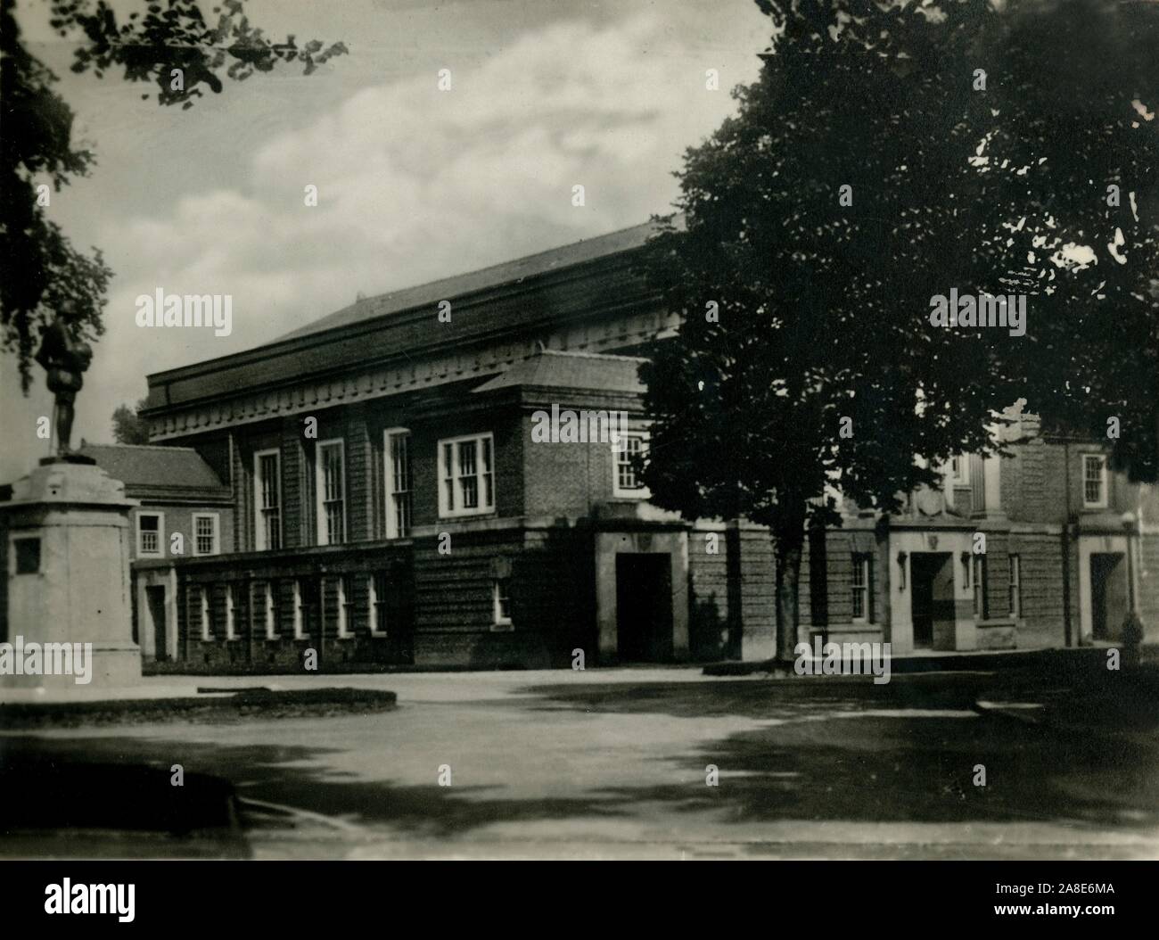 'Memorial Hall, scuole, Shrewsbury', c1920s. Shrewsbury School è stata fondata da Edoardo VI nel 1552. Sulla sinistra si trova il monumento ai caduti in guerra con la statua di Sir Philip Sidney. Da "12 foto reale scatta - Shrewsbury". Foto Stock